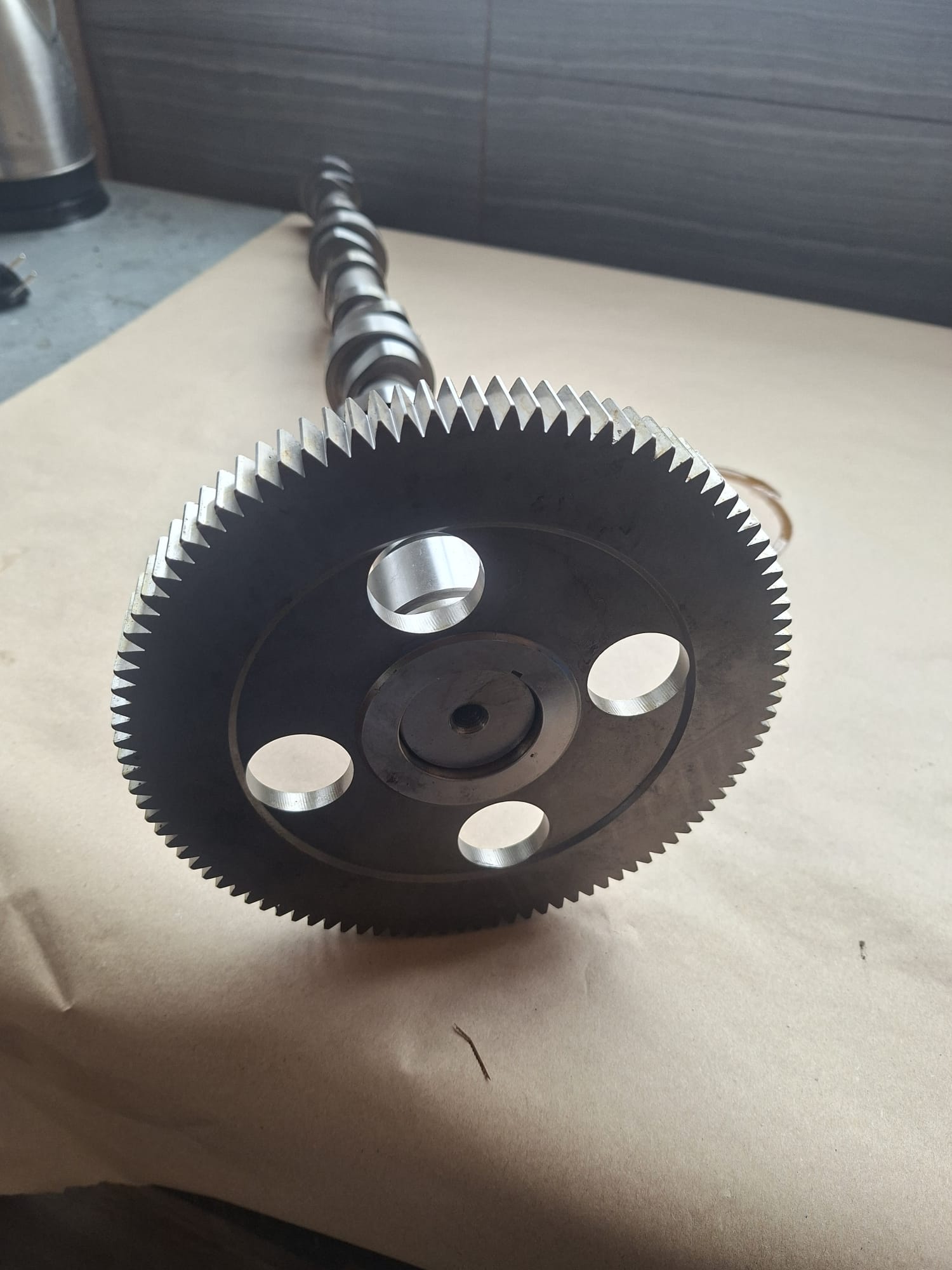 Caterpillar 2420673 bregasta osovina sa zubčanikom za motor c9 (330d)