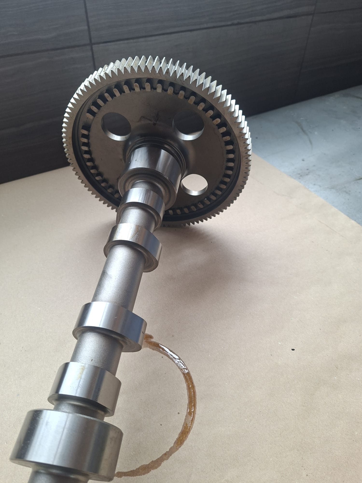 Caterpillar 2420673 bregasta osovina sa zubčanikom za motor c9 (330d)